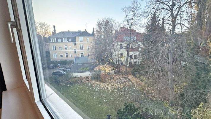 Blick in Garten aus Schlafzimmer
