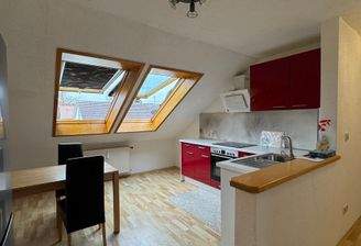 Helle Küche mit Essbereich