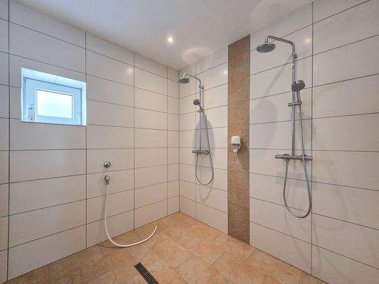 Duschen im Erdgeschoss