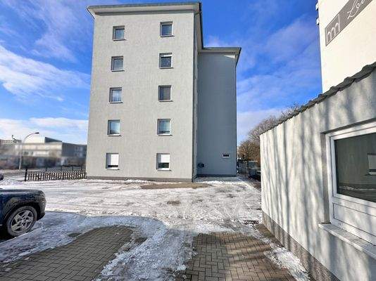 Parkfläche und Nebengelass