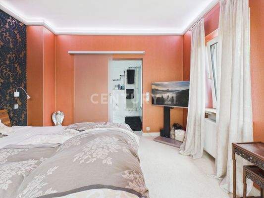 Schlafzimmer mit Bad und Ankleide en suite