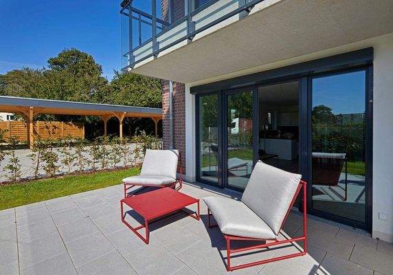 Sonnige Terrasse mit kl. Garten.jpg