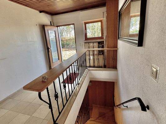 Hauseingang mit Treppe zum Gartengeschoss