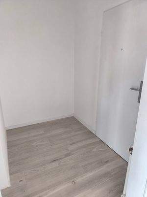 Leerer Raum mit Tür