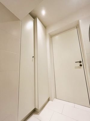 Ausreichend Stauraum durch Einbauschrank im Badezimmer