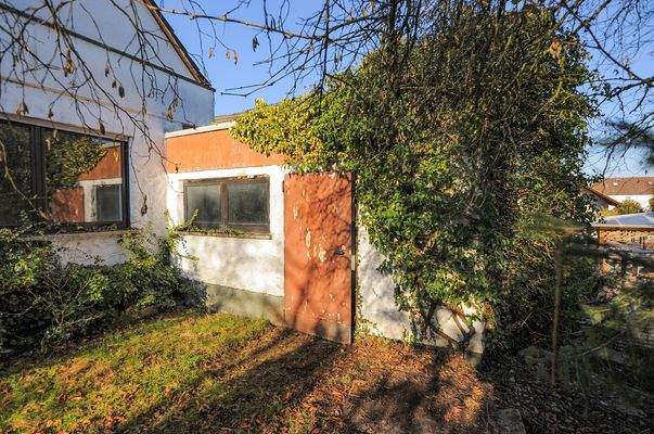 Eingangstür zur Garage vom Garten aus