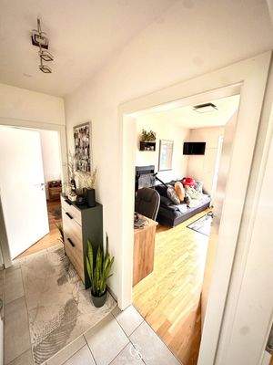 Vorraum  //  Blick in Schlafzimmer 2/Arbeitszimmer