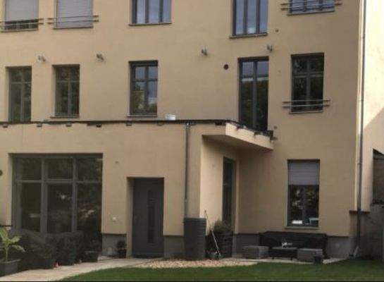 Sicht auf 2 Terrassen und den  Wohnungszugang