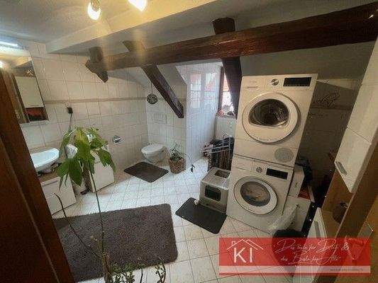 OG Tageslichtbadezimmer mit Waschmaschinenanschluss