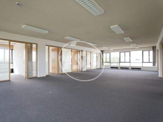 Großraumbüro mit Einzelbüros 2