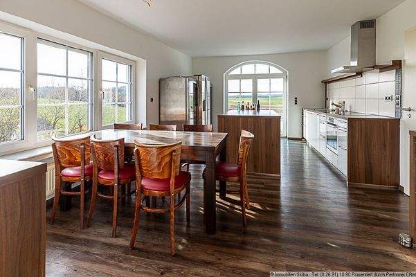 Küche mit Balkonzugang