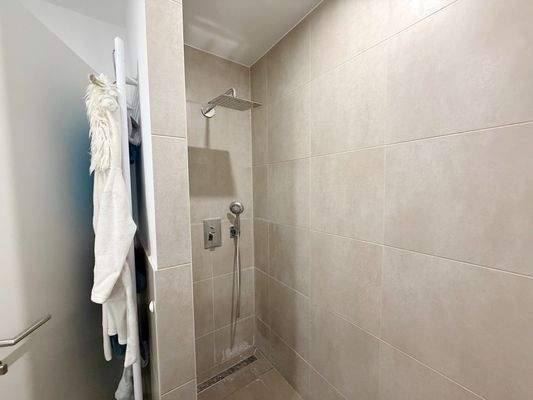 Dusche im Badezimmer