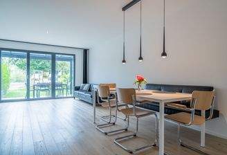 Eleganter Wohn-/Essbereich mit Eichenboden und bodentiefen Fenstern