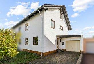 überdachter Hauseingang mit Garagenzufahrt