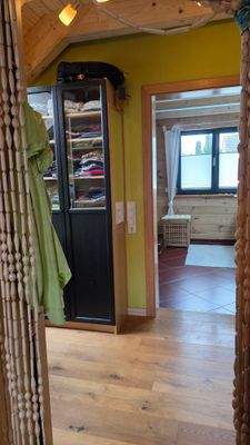 Ankleide OG Blick ins Badezimmer