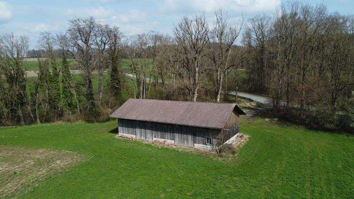 Bild von der Scheunen-Westseite samt Zufahrt