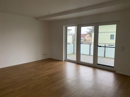 Wohnzimmer mit Balkon