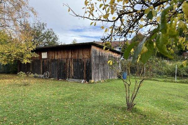 Schuppen an hinterer Grundstücksgrenze