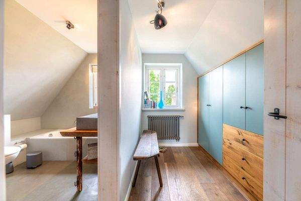 Tageslicht-Vollbad (mit Wanne u.Dusche) + Ankleide