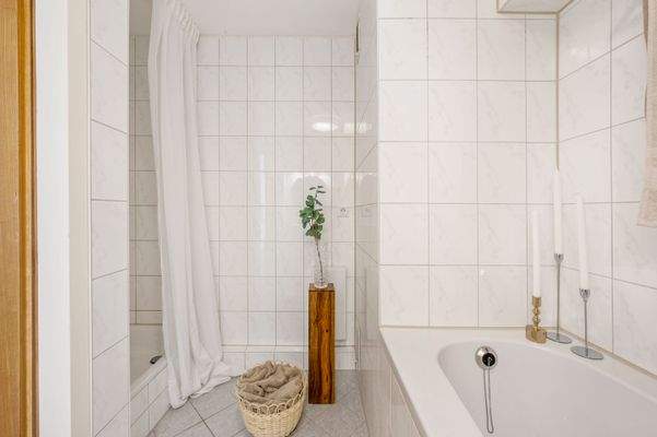 Bad mit Wanne und Dusche 1.OG