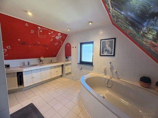 IRuhiges Badezimmer im Dachgeschoss