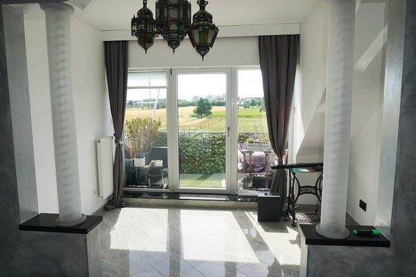 Lounge mit Balkonzutritt