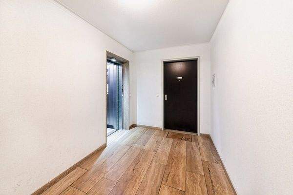 Hauseingang mir Personenaufzugcajetan005