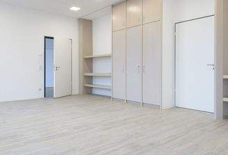 Büro mit Verbindungstür