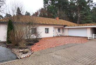 Hausfrontansicht mit Doppelgarage