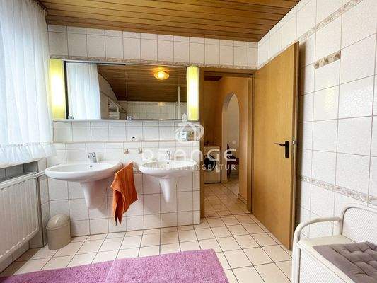 ...getrennt vom Badezimmer