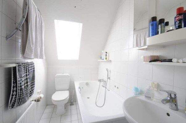 weißes Wannenbad mit Fenster