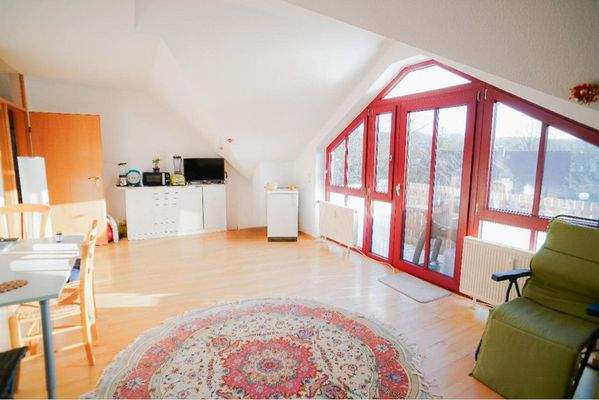 Helles Wohnzimmer und Esszimmer mit Balkon