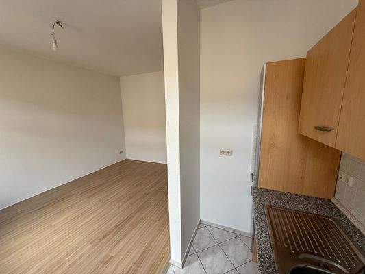 Wohnzimmer mit offener Küche