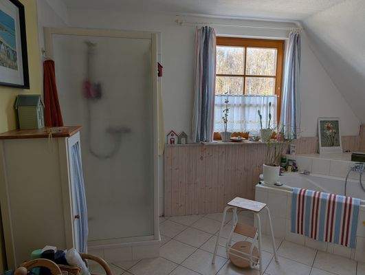 Bad OG mit Dusche u. Badewanne