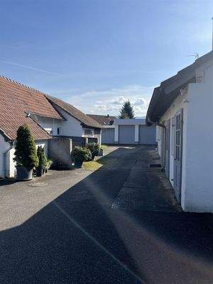 Innenhof zwischen Haupthaus und Stallgebäude