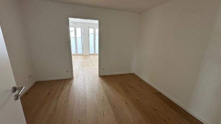 Ankleide mit Blick in das Schlafzimmer