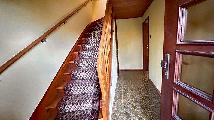 Eingang mit Treppenaufgang ins 1. Obergeschoss