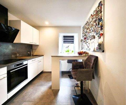 Wohnküche mit Einbauküche, die im Mietpreis enthalten ist