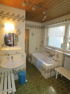 großes Bad mit Fenster.JPG