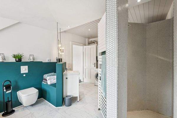 Modernes Dusch- und Wannenbad