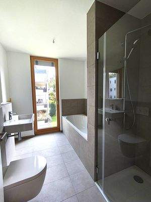 Bad mit Badewanne und Dusche