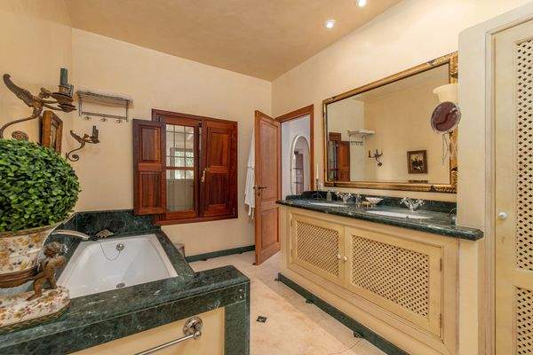 Eines von 5 Badezimmern