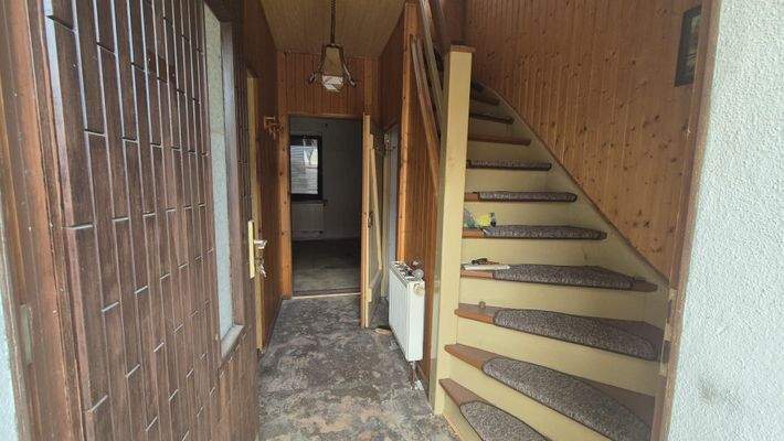 EG- Flur und Treppe zum DG