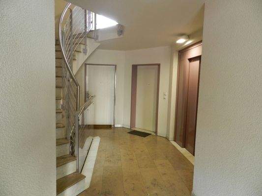 Freundliches Treppenhaus mit Aufzug