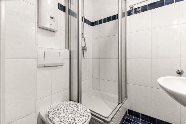 Zeitloses Badezimmer mit Dusche