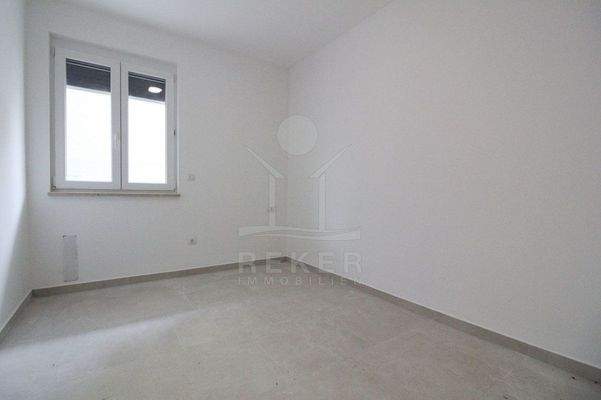 Ein sehr geräumiges Schlafzimmer 