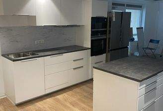 Büro mit offener Küche