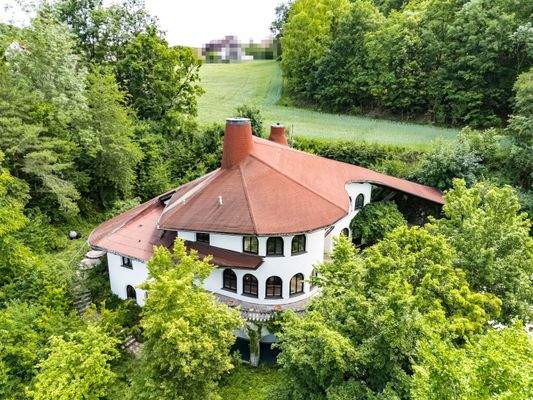 Ansicht auf das Anwesen und die grüne Umgebung