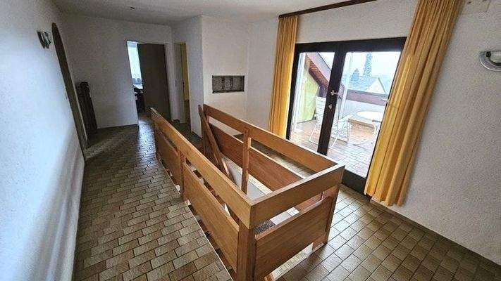 Flur im Dachgeschoss mit Zugang zur...