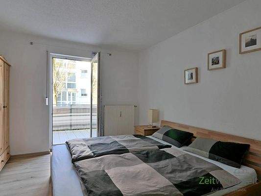 großes Schlafzimmer mit Doppelbett